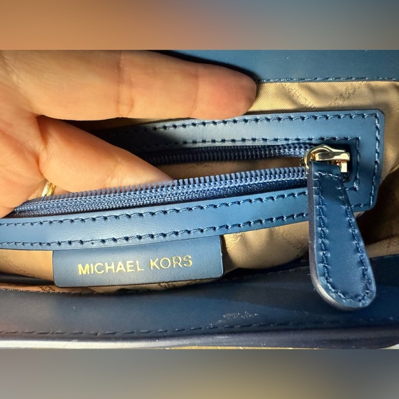 Michael Kors Manhattan Crossbody - Picture 9 of 11